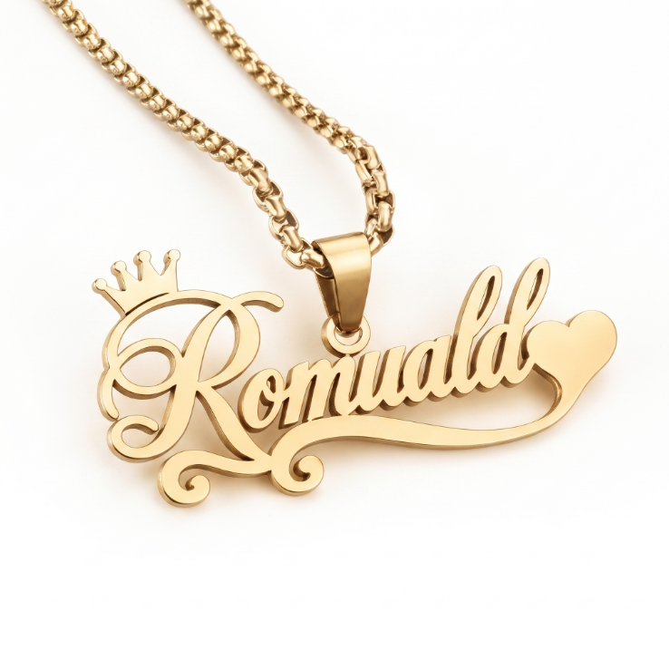 Collier SOUVERAIN doré personnalisé avec le prénom Romuald, motif couronne et cœur FOND BLANC