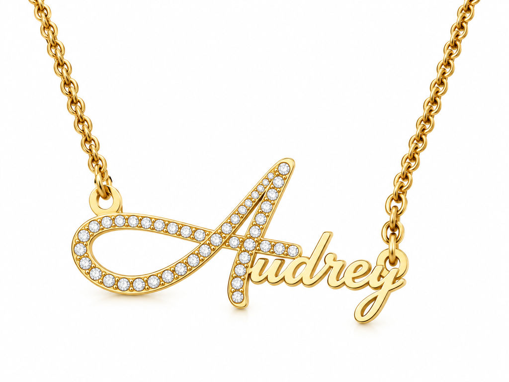 Collier DOUCEUR doré personnalisé avec grande initiale A sertie et prénom Audrey` FOND BLANC