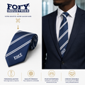 
Cravate bleu marine sur mesure avec logo FOFY Industries portée avec un costume
