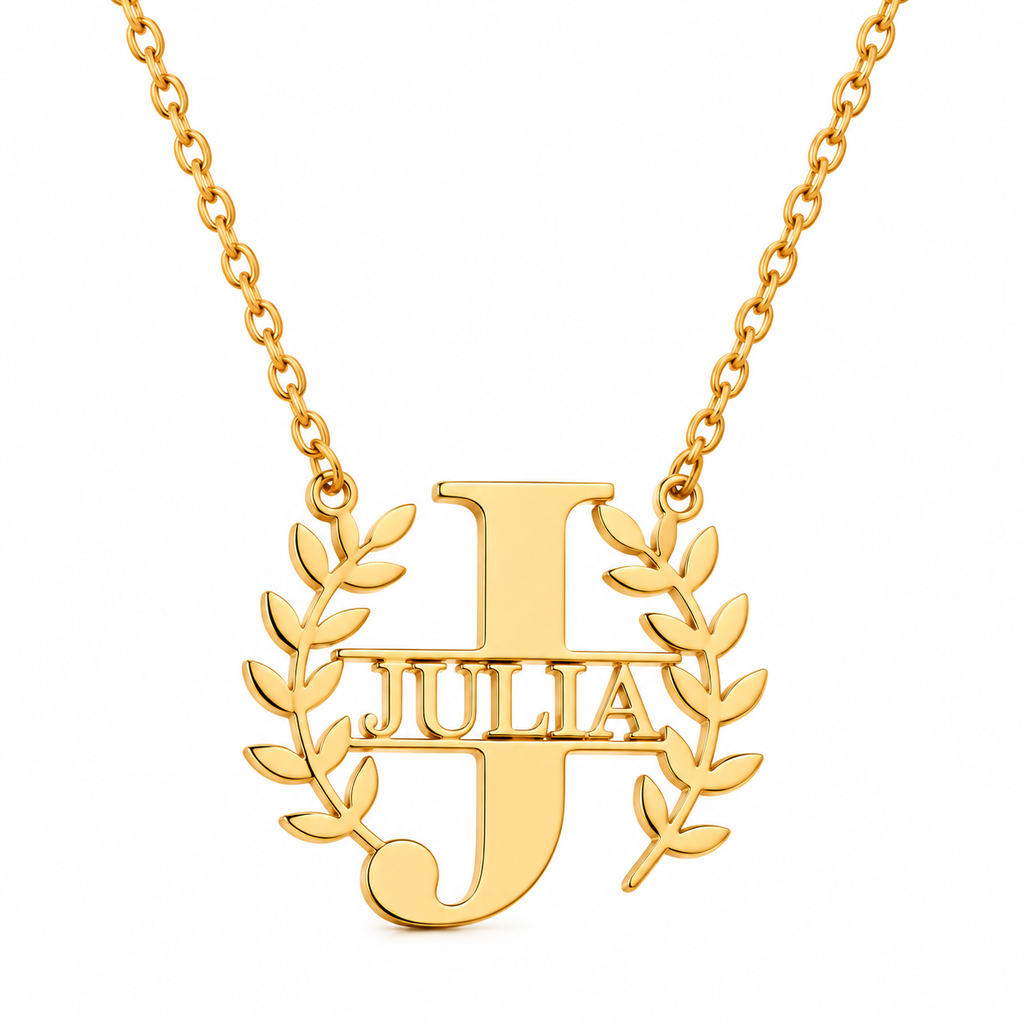 Collier LAURIER doré personnalisé avec grande initiale J et prénom Julia fond blanc
