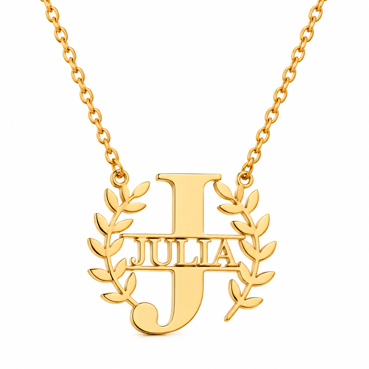 Collier LAURIER doré personnalisé avec grande initiale J et prénom Julia fond blanc