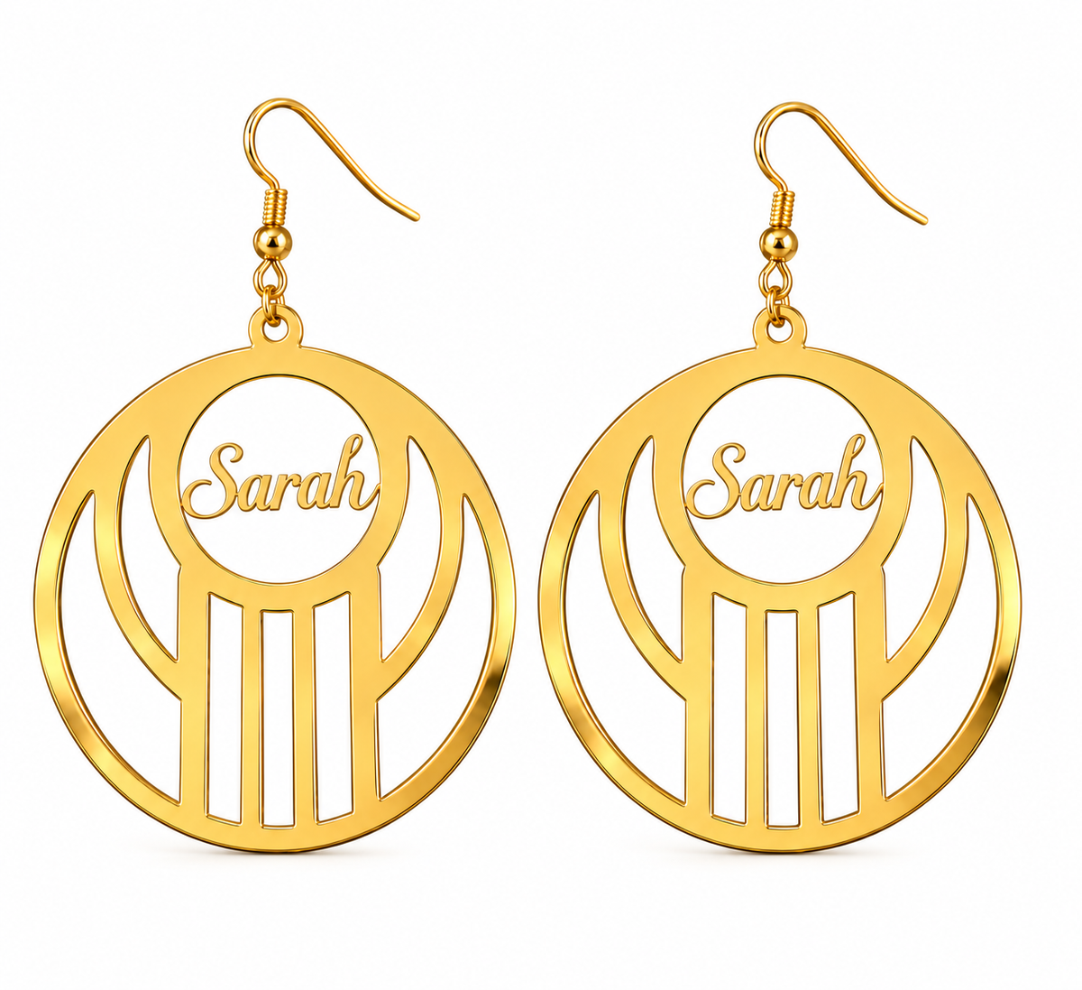 Boucles d’oreilles STRUCTURE dorées géométriques personnalisées avec prénom Sarah 8 cm fond blanc