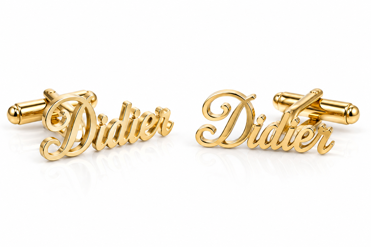 Boutons de manchette AURA dorés minuscule personnalisés avec le prénom Didier sur fond blanc
