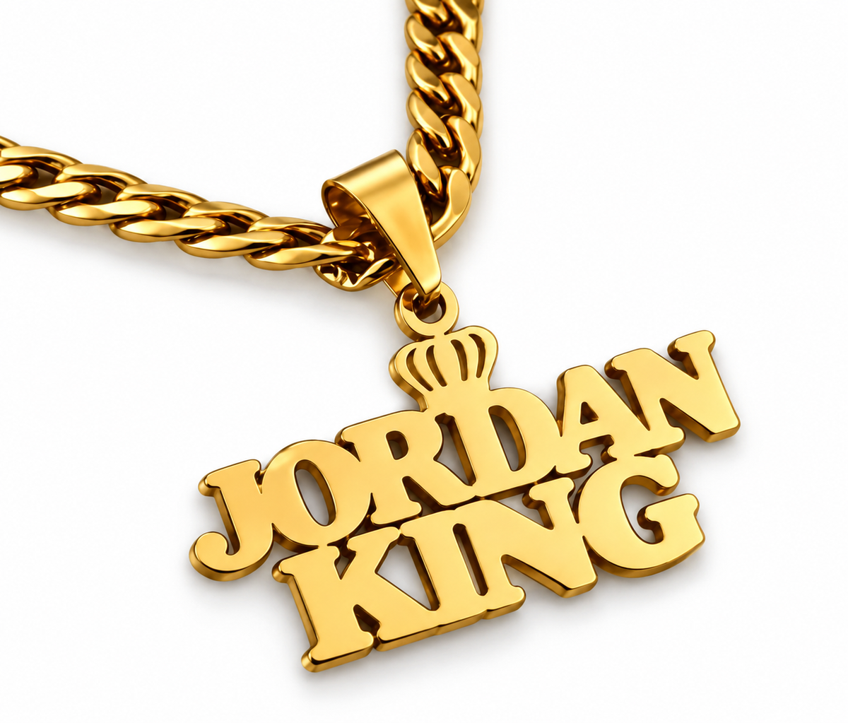 Collier KING doré personnalisé avec le texte Jordan King et motif couronne fond blanc