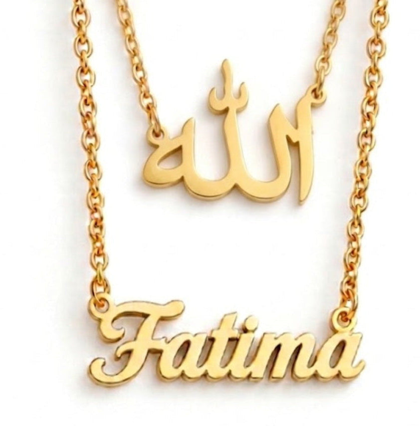 Collier SÉRÉNITÉ doré avec inscription Allah et prénom Fatima personnalisé fond blanc