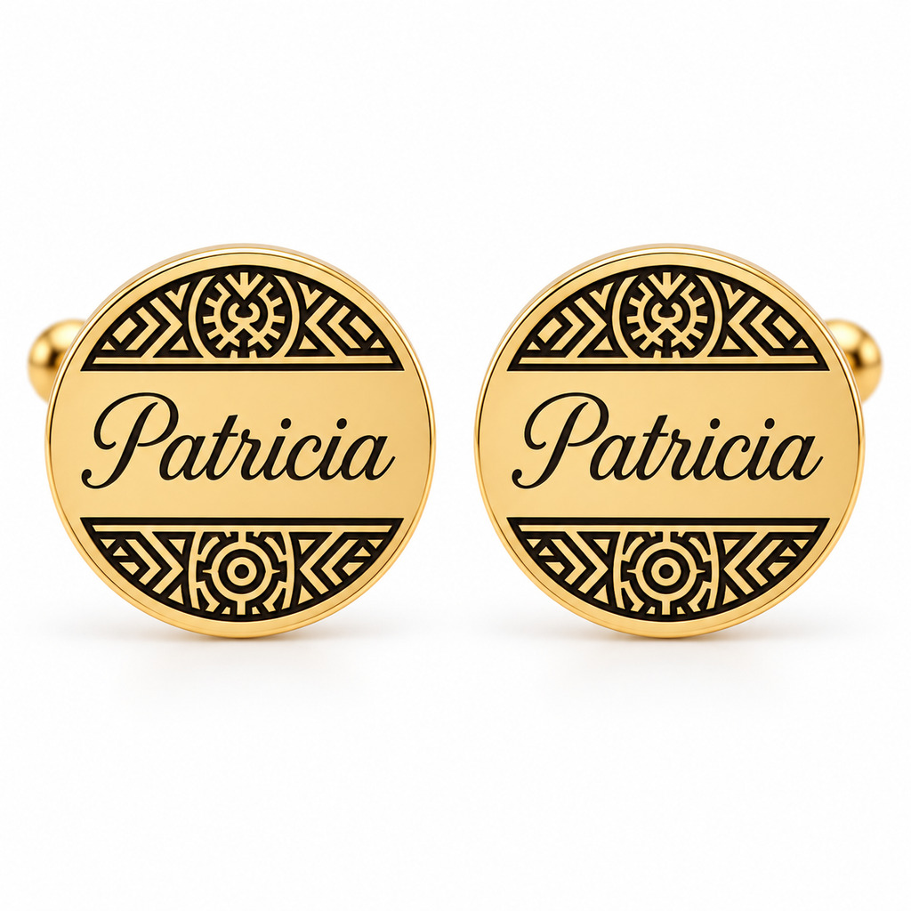 Boucles d’oreilles ROYALE dorées personnalisées avec prénom Patricia et motifs graphiques fond blanc