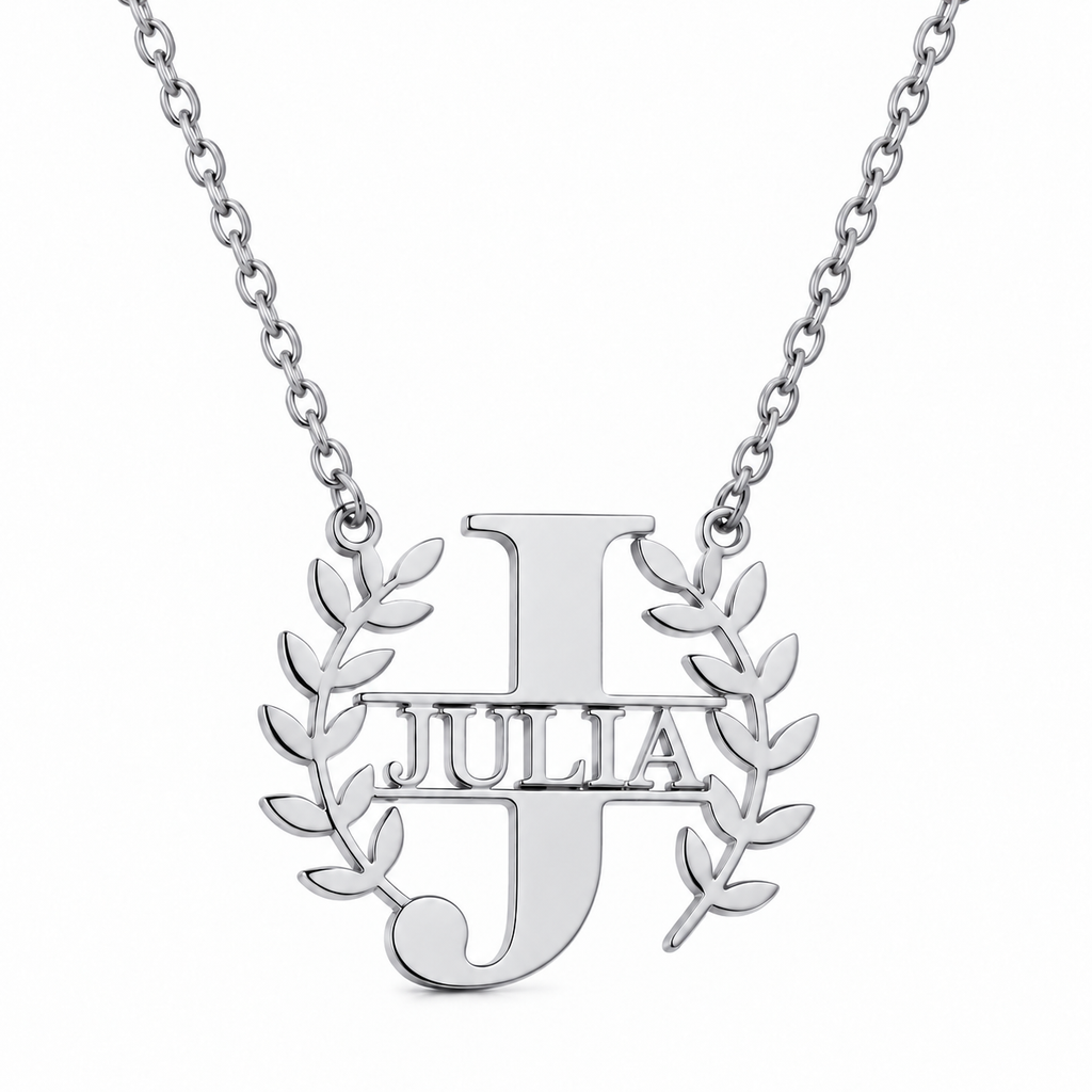 Collier LAURIER argenté personnalisé avec grande initiale J et prénom Julia fond blanc