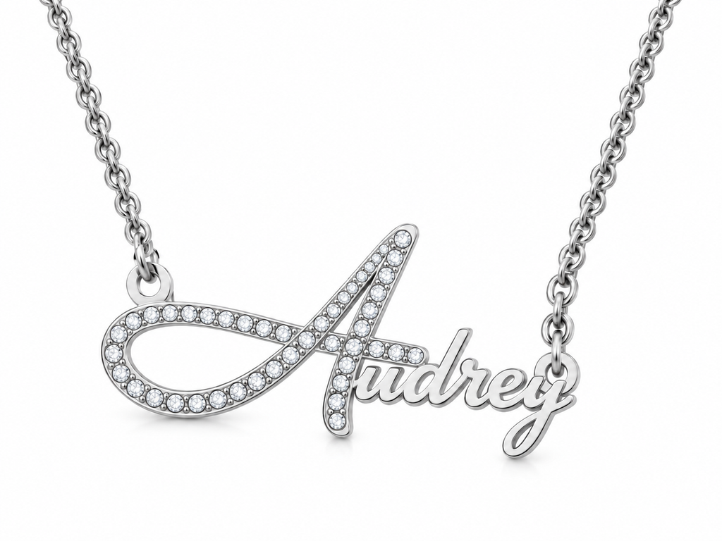 Collier DOUCEUR personnalisé avec grande initiale A sertie et prénom Audrey FOND BLANC ARGENTé