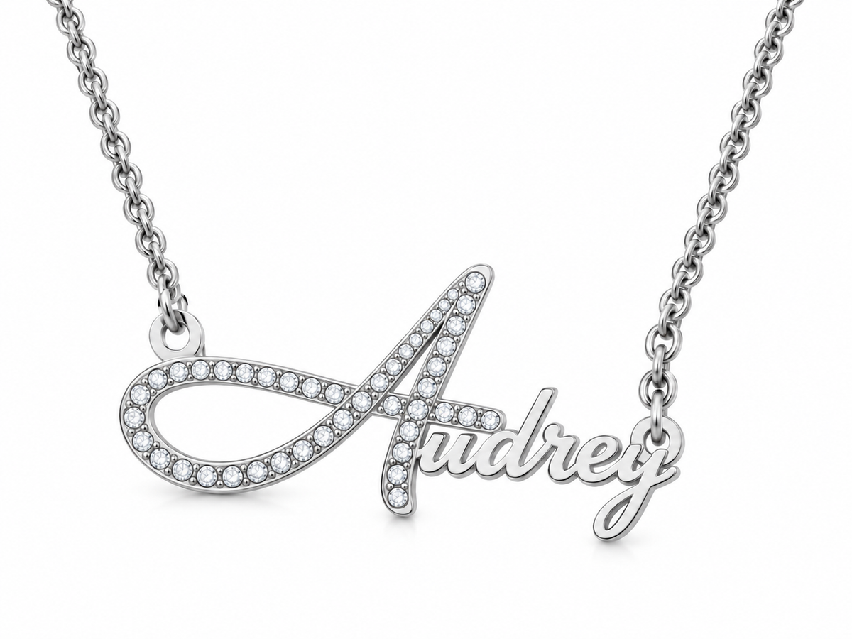 Collier DOUCEUR personnalisé avec grande initiale A sertie et prénom Audrey FOND BLANC ARGENTé