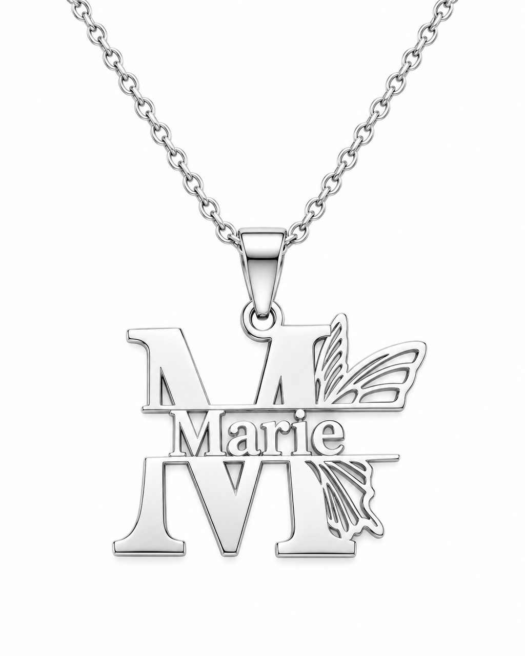 Collier ENVOL argenté personnalisé avec grande initiale M prénom Marie et motif papillon fond blanc