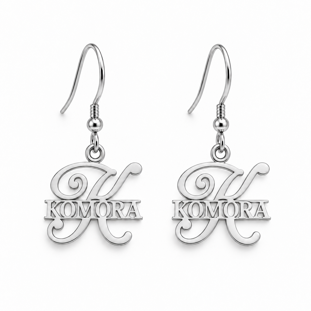 Boucles d’oreilles KOMORA argenté personnalisées avec grande initiale K et prénom Komora fond blanc