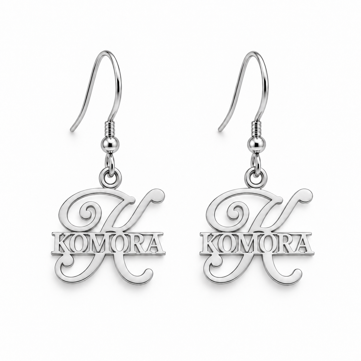 Boucles d’oreilles KOMORA argenté personnalisées avec grande initiale K et prénom Komora fond blanc
