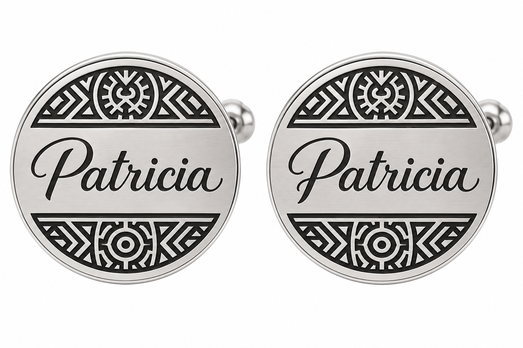Boucles d’oreilles ROYALE argenté personnalisées avec prénom Patricia et motifs graphiques fond blanc