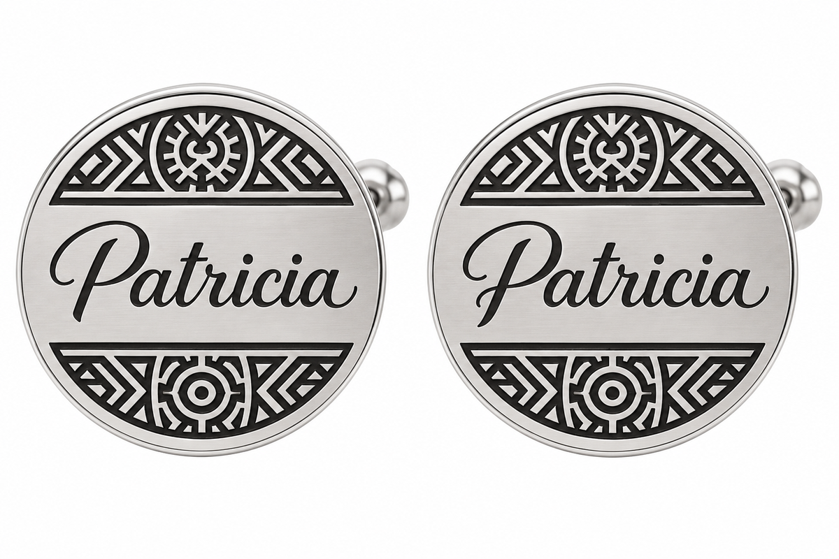 Boucles d’oreilles ROYALE argenté personnalisées avec prénom Patricia et motifs graphiques fond blanc