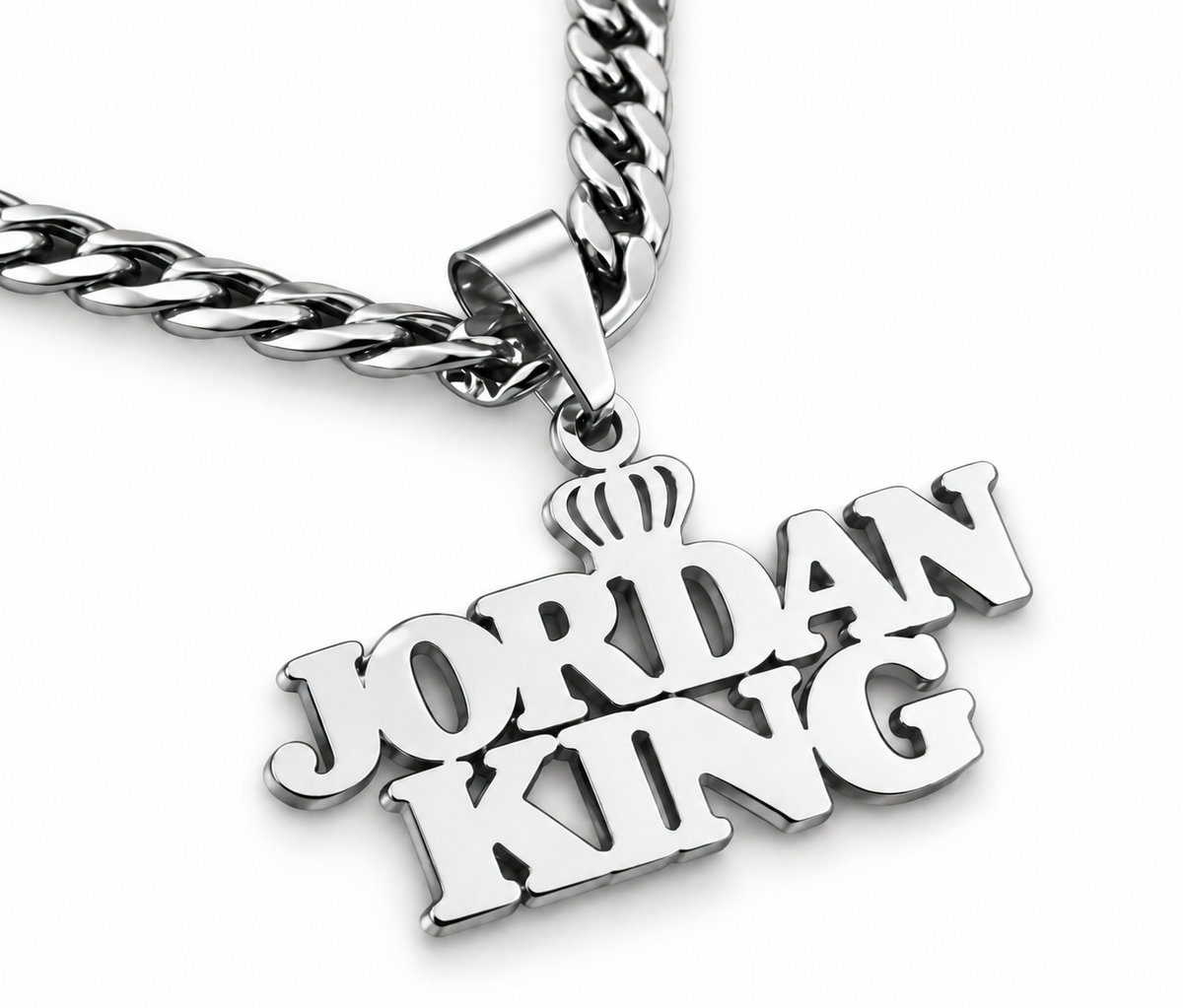 Collier KING argenté personnalisé avec le texte Jordan King et motif couronne fond blanc