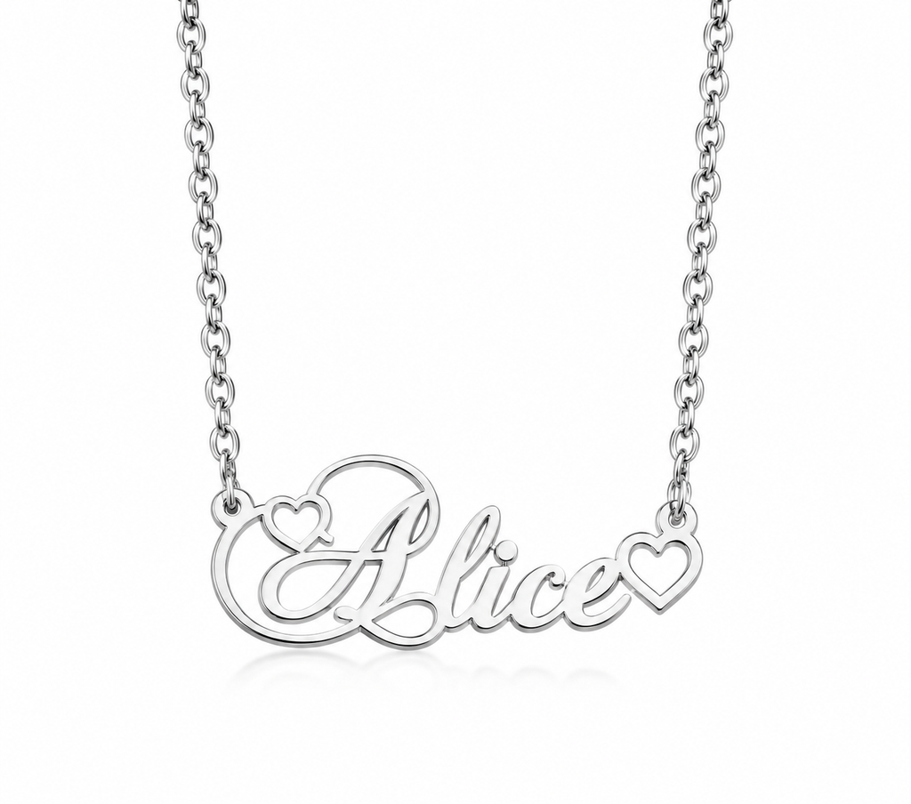 collier prénom personnalisé argenté modèle ALICE avec petits cœurs fond blanc