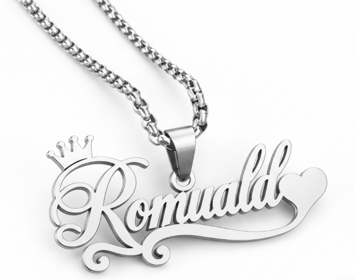 Collier SOUVERAIN argenté personnalisé avec le prénom Romuald, motif couronne et cœur FOND BLANC