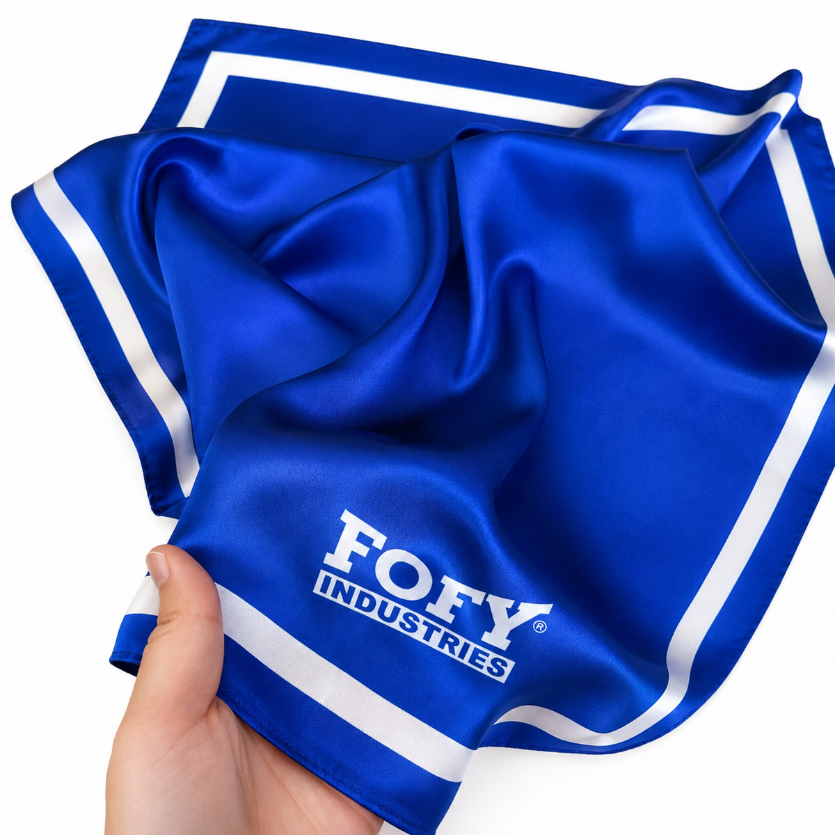 Carré de soie bleu personnalisé avec le logo FOFY Industries en main
