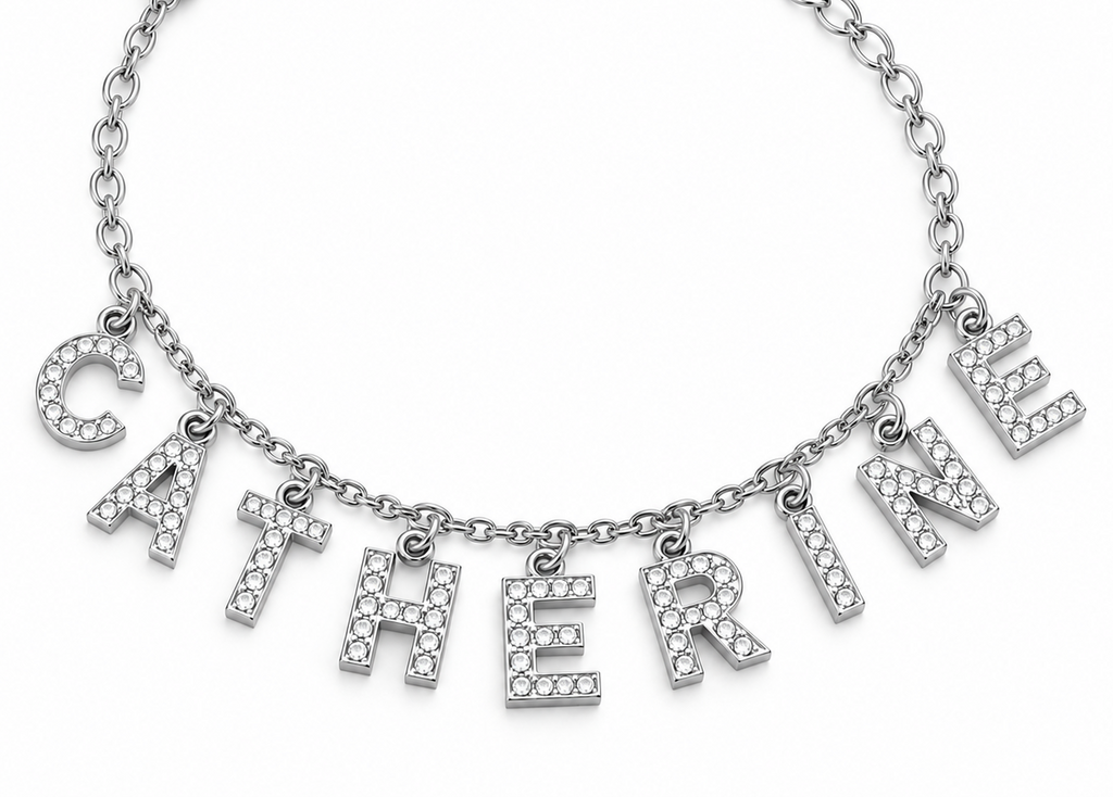 Chaîne de cheville LETTRES PRÉCIEUSES argenté personnalisée avec prénom Catherine et lettres ornées de pierres fond blanc