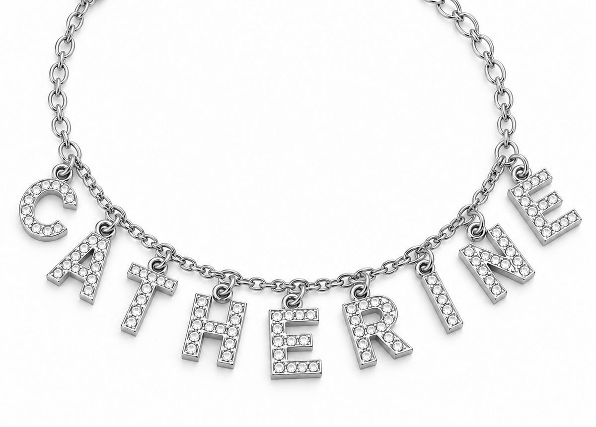 Chaîne de cheville LETTRES PRÉCIEUSES argenté personnalisée avec prénom Catherine et lettres ornées de pierres fond blanc