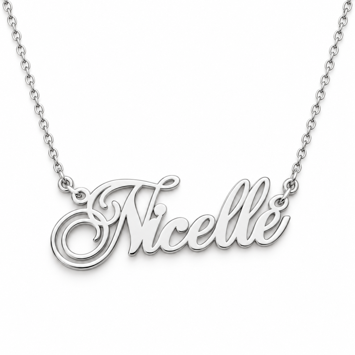 Collier NICELLE argenté personnalisé avec prénom en écriture élégante sur fond blanc