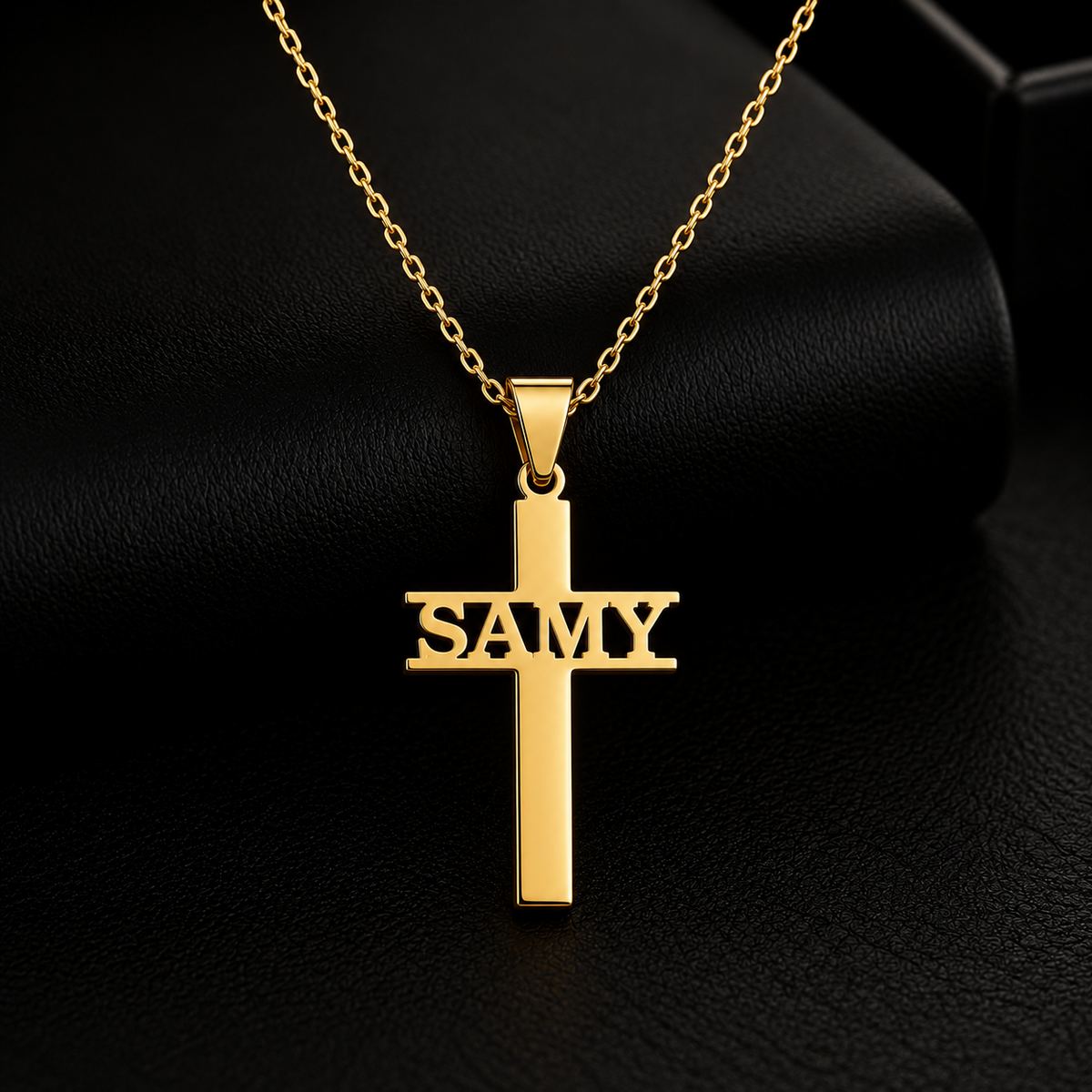 Collier croix avec prénom personnalisé enfant – modèle REPÈRE fond noir doré
