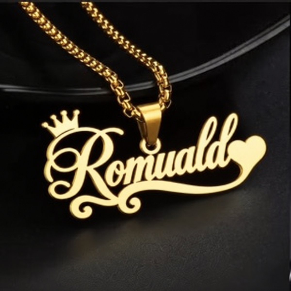 Collier SOUVERAIN doré personnalisé avec le prénom Romuald, motif couronne et cœur FOND noir