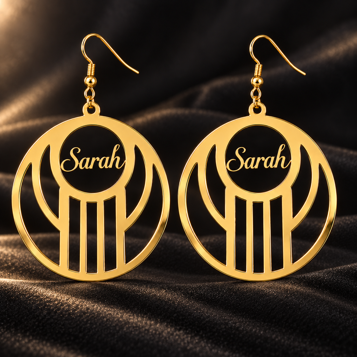 Boucles d’oreilles STRUCTURE dorées géométriques personnalisées avec prénom Sarah 8 cm fond noir