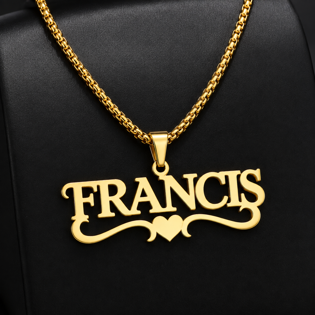Collier CŒUR doré personnalisé avec le prénom Francis, motif cœur et arabesque fond noir