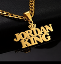 Collier KING doré personnalisé avec le texte Jordan King et motif couronne fond noir