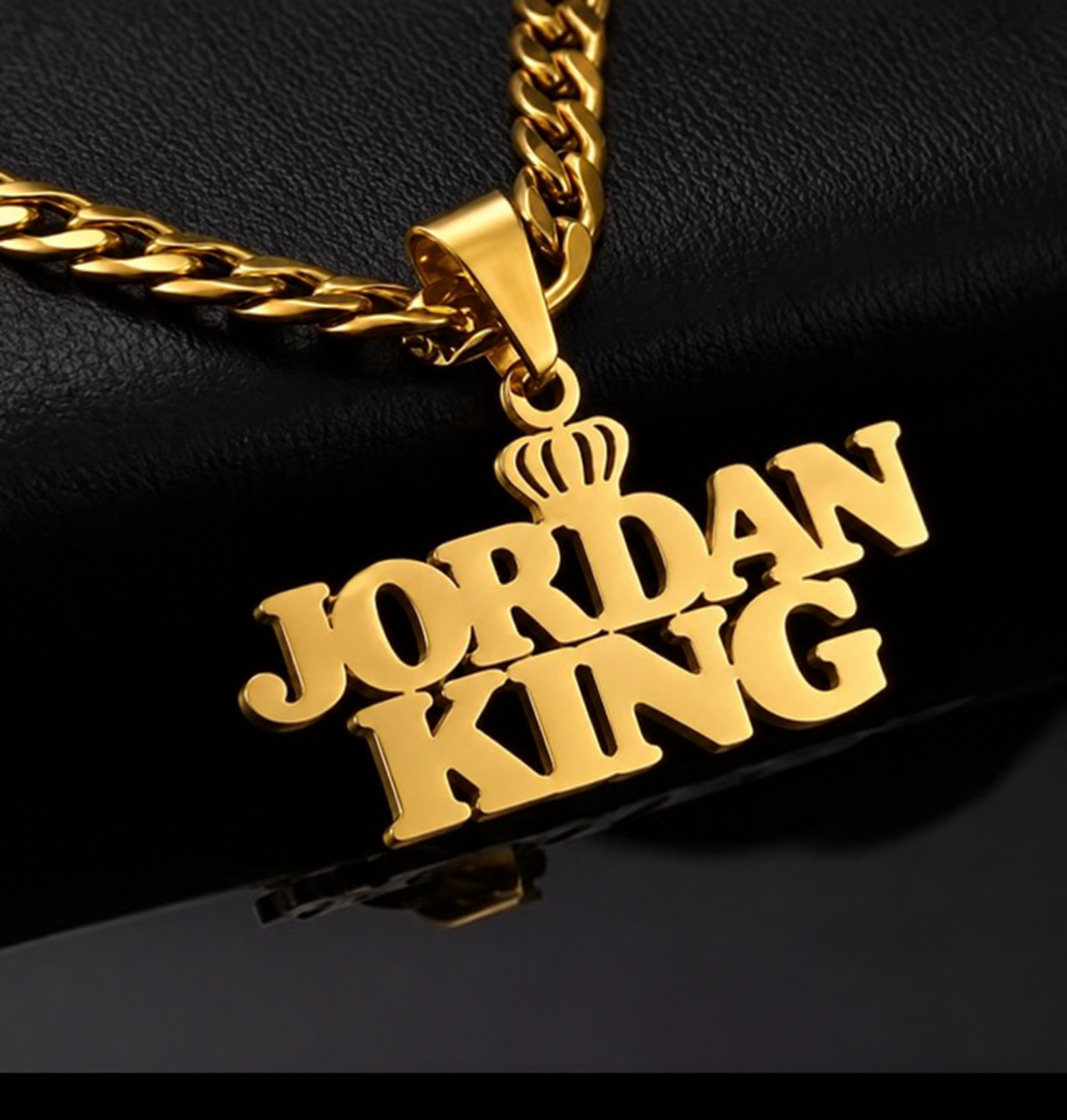 Collier KING doré personnalisé avec le texte Jordan King et motif couronne fond noir