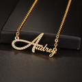 Collier DOUCEUR doré personnalisé avec grande initiale A sertie et prénom Audrey fond noir