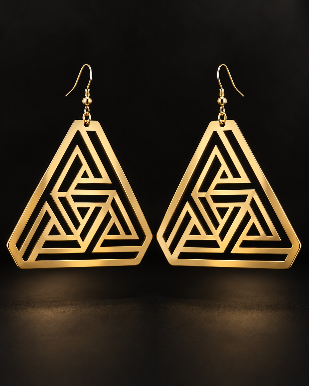 Boucles d’oreilles LABYRINTHE doré géométriques grand format 10 cm fond blanc fond noir