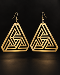 Boucles d’oreilles LABYRINTHE doré géométriques grand format 10 cm fond blanc fond noir