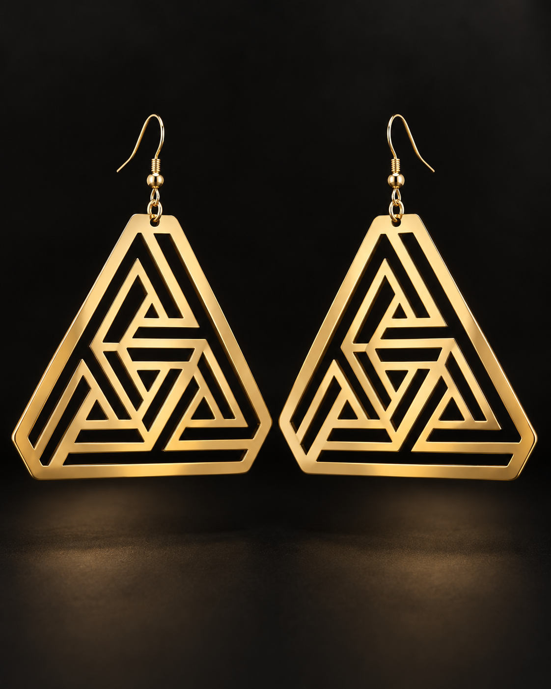 Boucles d’oreilles LABYRINTHE doré géométriques grand format 10 cm fond blanc fond noir