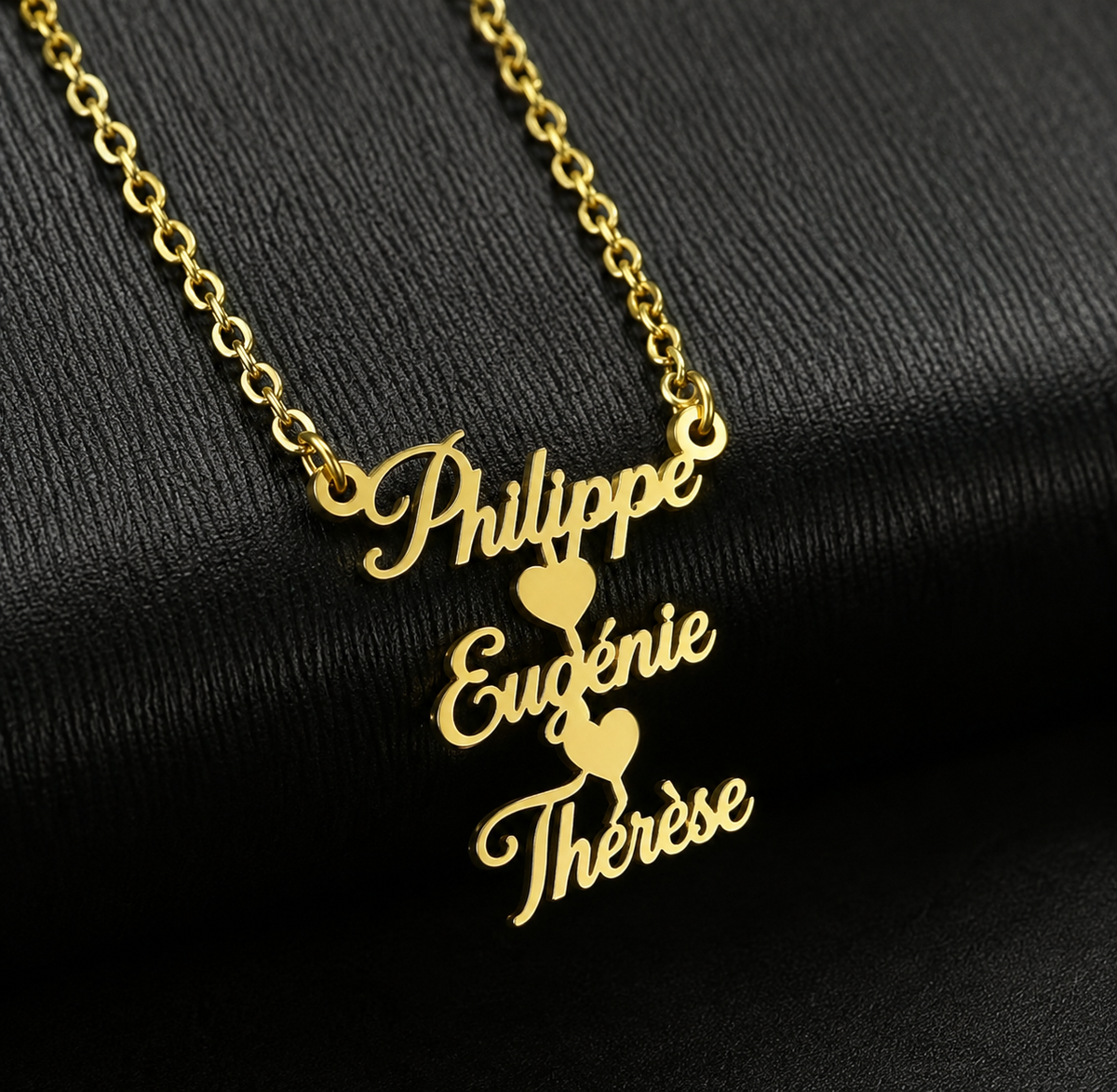 Collier FRATRIE doré personnalisé avec trois prénoms Philippe Eugénie et Thérèse porté FOND NOIR