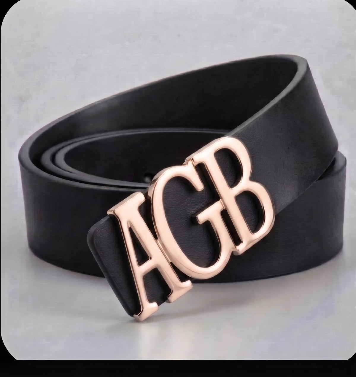 Ceinture IDENTITÉ noire personnalisée avec les initiales AGB et boucle or rose