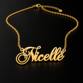 Collier NICELLE doré personnalisé avec prénom en écriture élégante sur fond noir