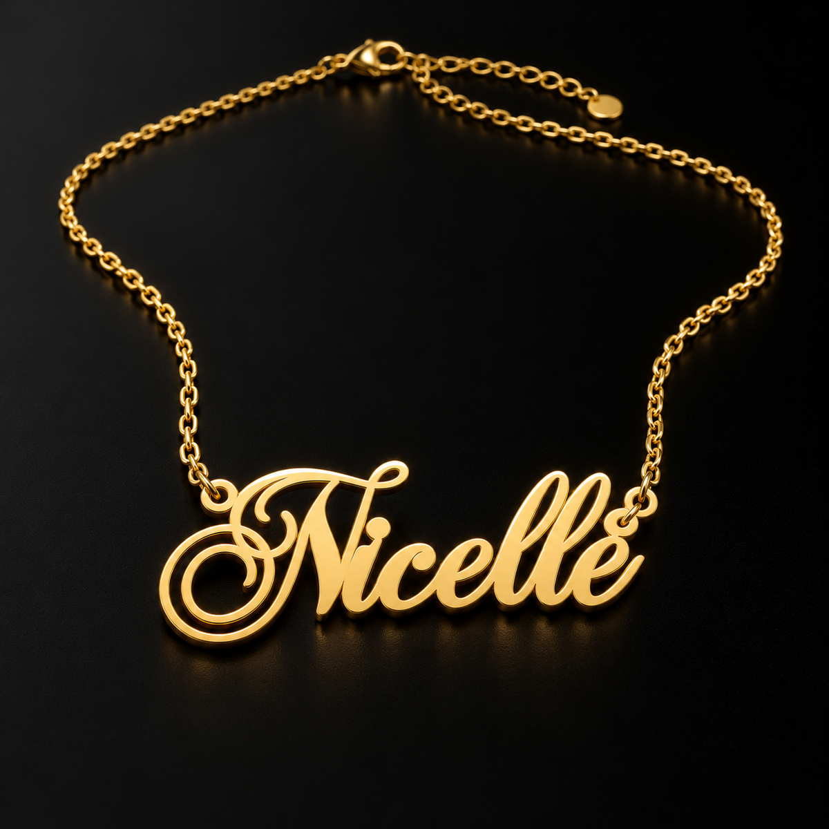 Collier NICELLE doré personnalisé avec prénom en écriture élégante sur fond noir