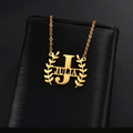 Collier LAURIER doré personnalisé avec grande initiale J et prénom Julia fond noir