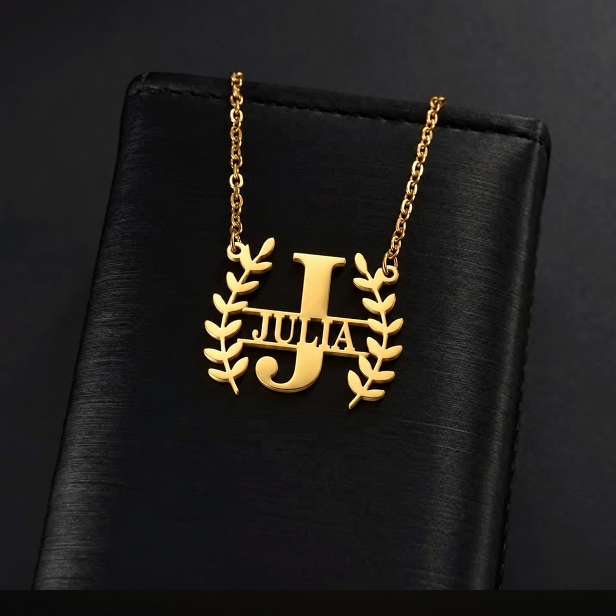 Collier LAURIER doré personnalisé avec grande initiale J et prénom Julia fond noir