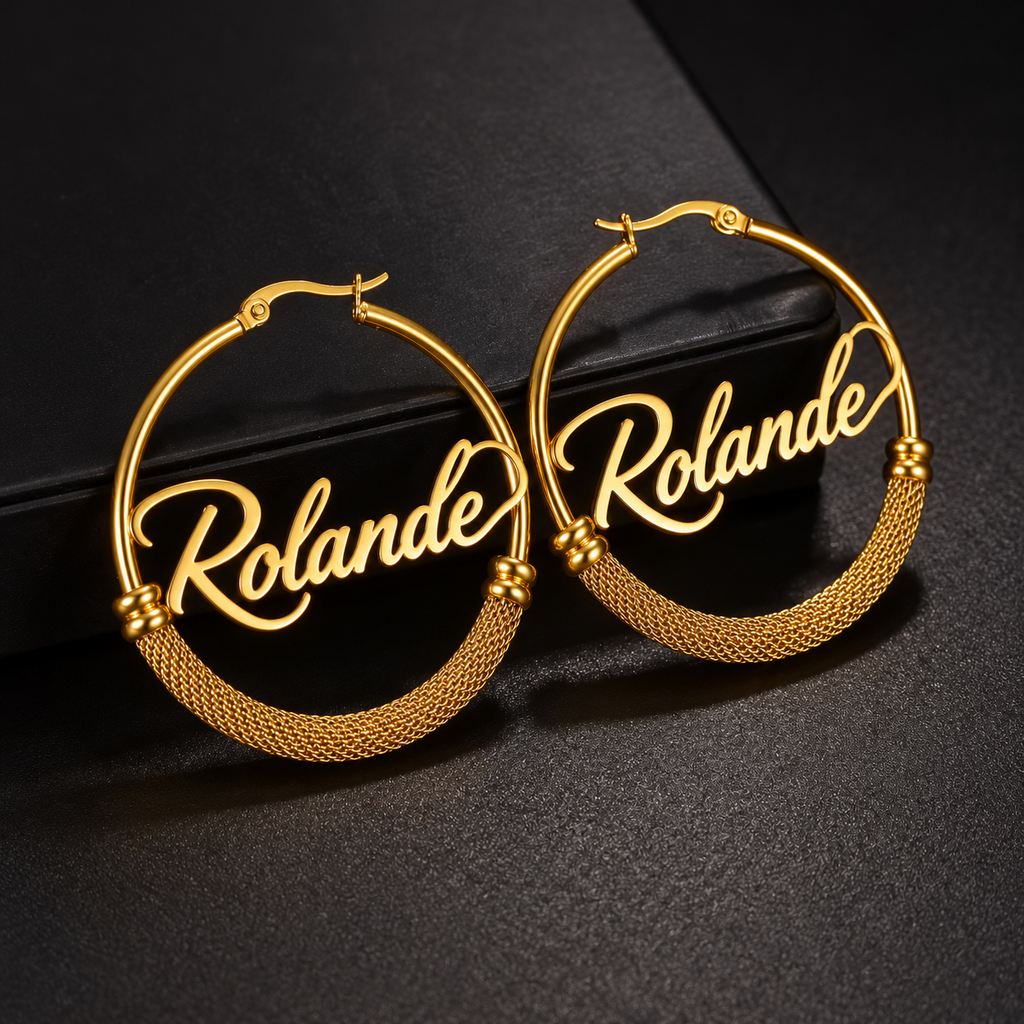Boucles d’oreilles AUDACE dorées créoles personnalisées avec prénom Rolande fond noir