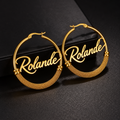 Boucles d’oreilles AUDACE dorées créoles personnalisées avec prénom Rolande fond noir