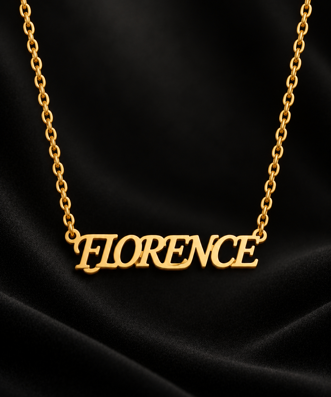 Collier PRÉSENCE doré personnalisé avec prénom FLORENCE en lettres majuscules fond noir