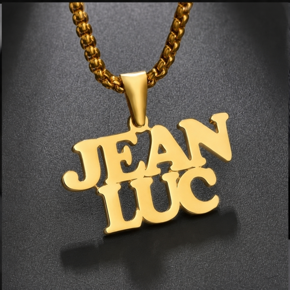 Collier DUO doré personnalisé avec les prénoms Jean et Luc fond noir
