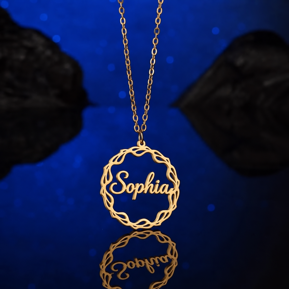 Collier prénom personnalisé enfant avec médaillon entrelacé de 2,5 cm
doré fond noir sophia