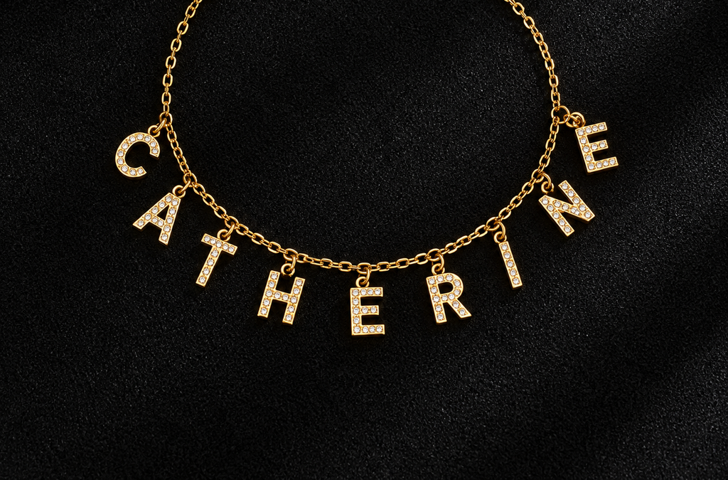 Chaîne de cheville LETTRES PRÉCIEUSES dorée personnalisée avec prénom Catherine et lettres ornées de pierres fond noir