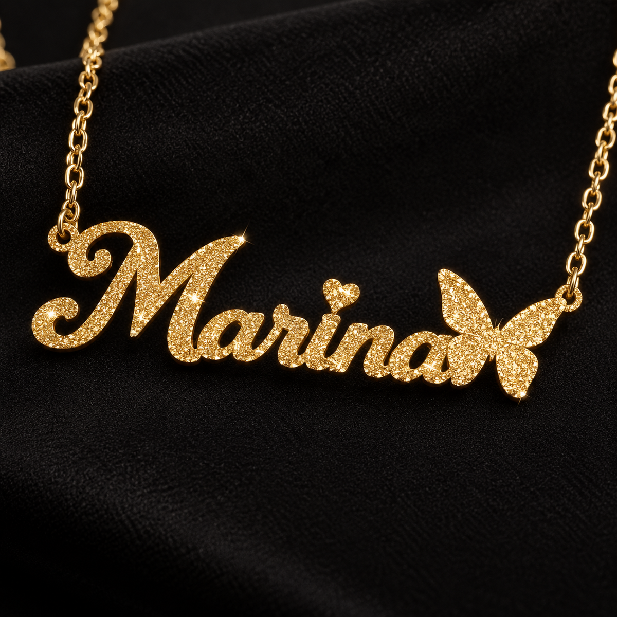 Collier prénom personnalisé fille avec cœur et papillon – SCINTILLANTE doré fond noir