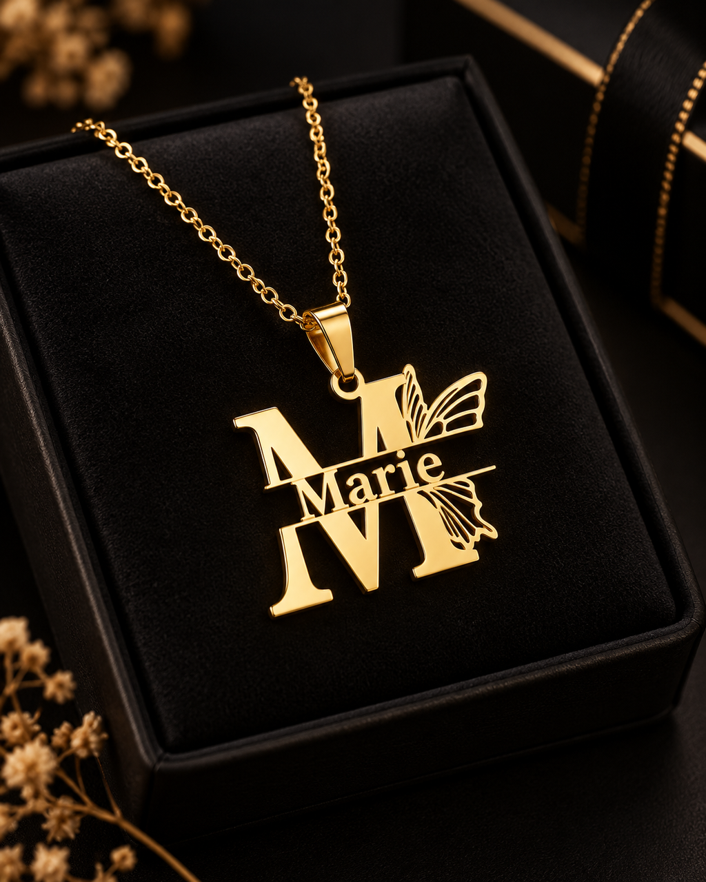 Collier ENVOL doré personnalisé avec grande initiale M prénom Marie et motif papillon fond noir