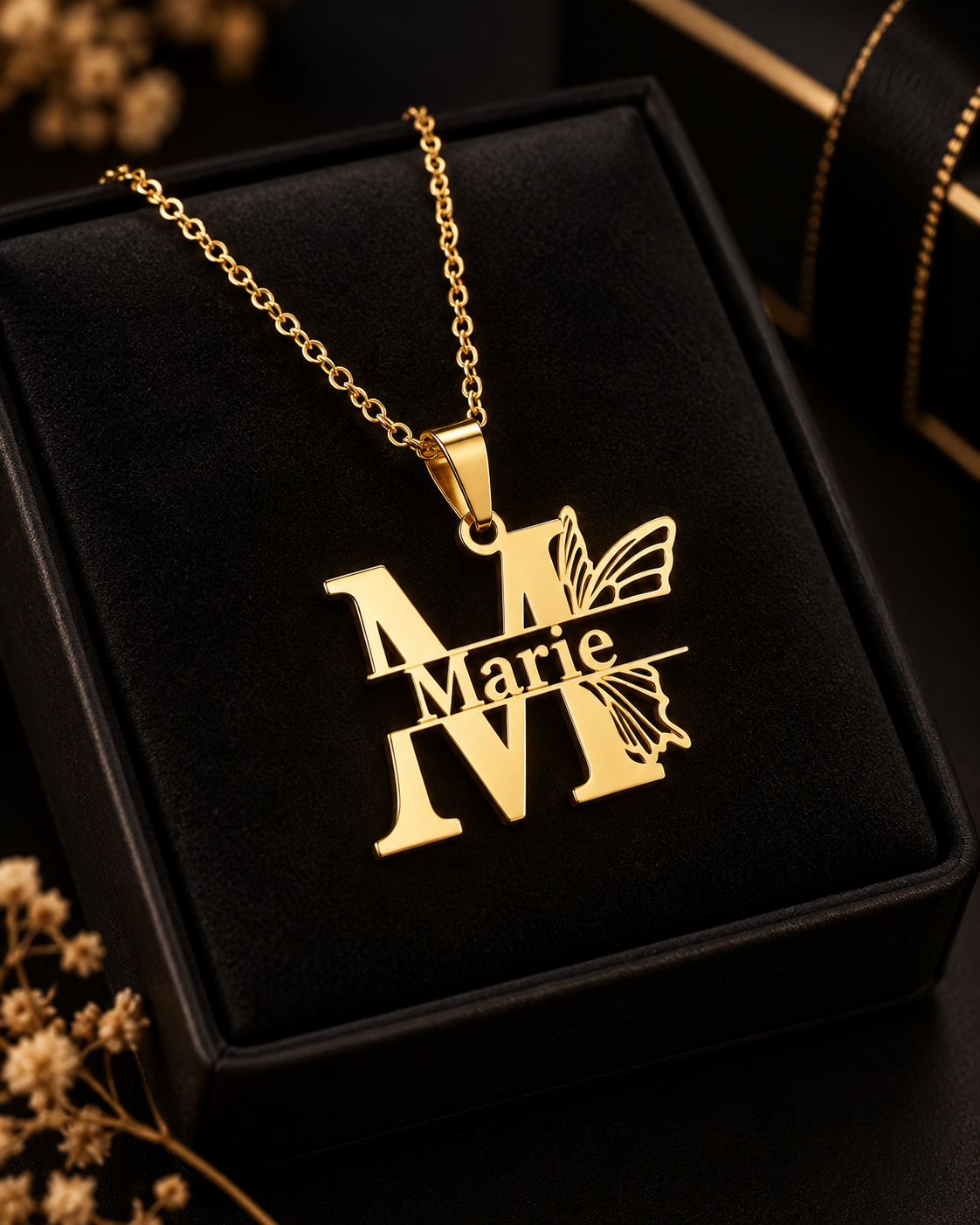 Collier ENVOL doré personnalisé avec grande initiale M prénom Marie et motif papillon fond noir